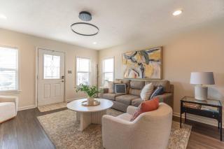 Steps to Lucas Oil | Hot Tub + Pet Friendly - 9