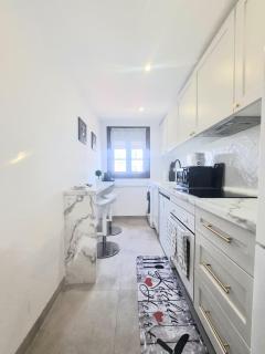 2 Bed Apt with Private Solarium Puerto Duquesa - 4