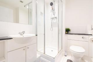 Modern High-Floor 2BR with Terrace & Thames View - 8