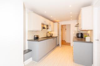Modern High-Floor 2BR with Terrace & Thames View - 4