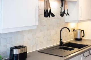 Modern High-Floor 2BR with Terrace & Thames View - 3
