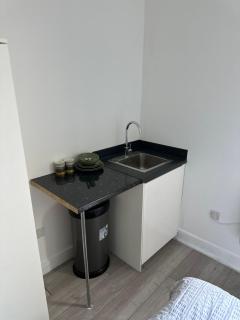Comfort Rooms - East Croydon - 9