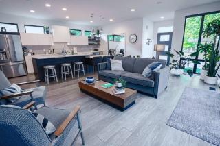 Luxury w/ Rooftop Patio • Hot Tub Soaks + Music - 9