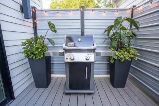 Luxury w/ Rooftop Patio • Hot Tub Soaks + Music - 3