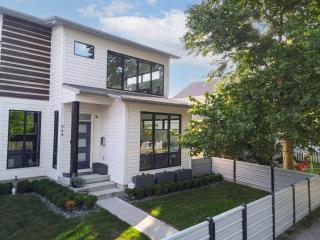3 bed 3 bath Modern Luxury Home with Hot Tub and Rooftop Patio - 8