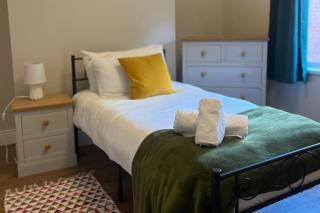 3-Bed Central Apartment - Sleeps 5 & Pets Ok - 2