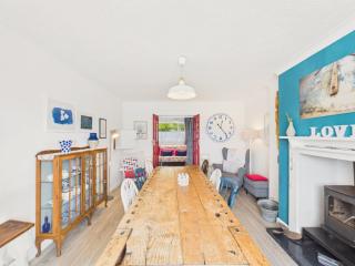 Cosy Flushing Village Home | Parking & Near Beach - 0