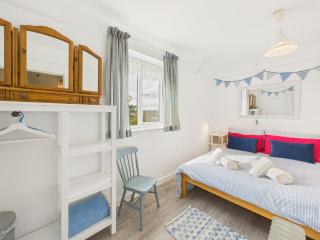 Cosy Flushing Village Home | Parking & Near Beach - 4
