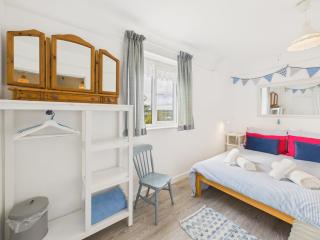Cosy Flushing Village Home | Parking & Near Beach - 8