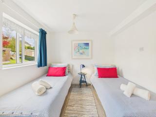 Cosy Flushing Village Home | Parking & Near Beach - 3