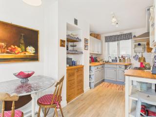 Cosy Flushing Village Home | Parking & Near Beach - 9