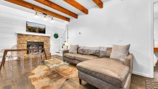 Lakeside Cabin w Hot Tub Fireplace Near Dollywood Trails Smoky Shores Retreat by AvantStay - 6