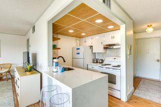 2 Mi to HarborWalk Village Cozy Condo with Balcony - 5