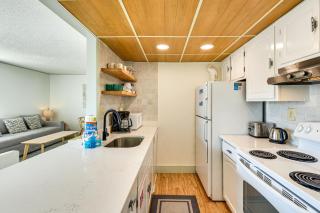 2 Mi to HarborWalk Village Cozy Condo with Balcony - 4