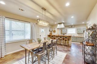 On-Site Creek and Spacious Yard Family Gem in Royal - 6