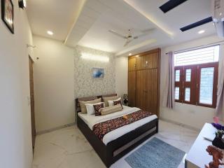 Palm Venicia 3 BR Chic Artistic Villa - 3