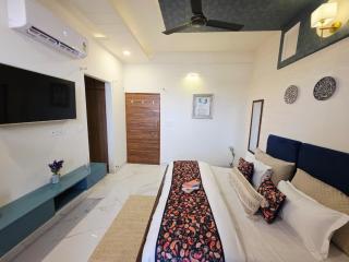 Palm Venicia 3 BR Chic Artistic Villa - 2