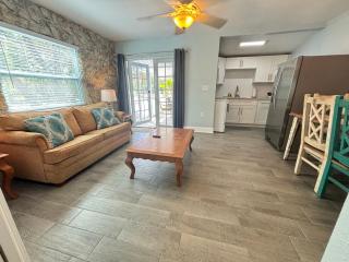 Manatee Spacious Updated On River 1 Mi to Beach Kit W&D - 5