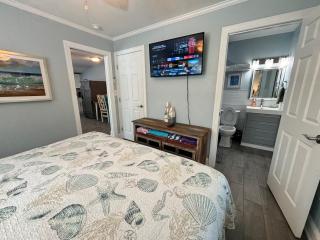 Manatee Spacious Updated On River 1 Mi to Beach Kit W&D - 2