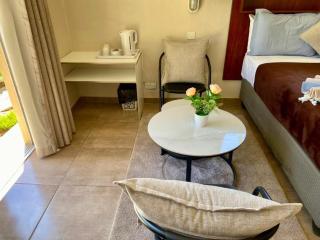 Poolside Executive Suite near Airport - 2322 - 5