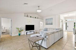 Newley Built Oasis Heated Pool Waterfront retreat - 4