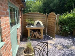 Rita's Luxury Retreat with Swedish Hot tub and Wood Fuelled Pizza Oven - 6