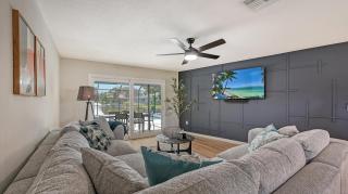 Modern spacious 3 bedroom 2 bathroom private pool home in Sarasota near Siesta Key - 4