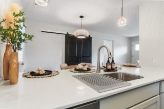 Dog Friendly Island Retreat Close to City and Beach - 7