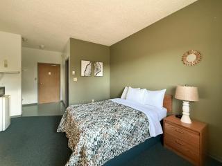 The Trail Inn - Lucky Lake, SK - Hwy 42 & Main Street - 2