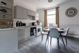 3 Bed House - Sleeps 5 - Parking - Wifi - 9