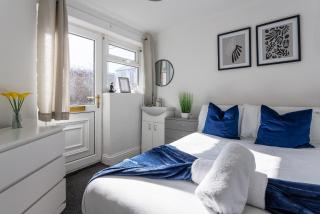 3 Bed House - Sleeps 5 - Parking - Wifi - 2