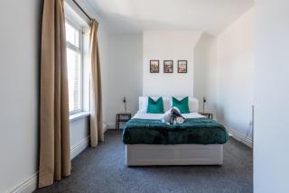 3 Bed House - Sleeps 5 - Parking - Wifi - 5