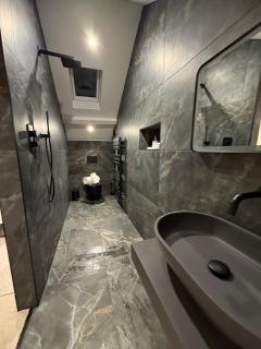 Modern 2 Bed 2 Bath Apartment in Prime Jesmond Location - 1