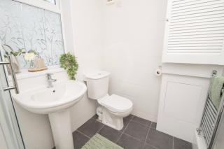 4-Bed House Parking, Wi-Fi, Families & Contractors - 9