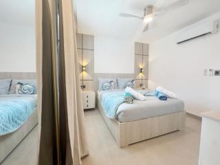 New and elegant condo just steps from the beach F3 - 9