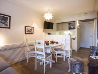 Appartement rénové, au calme, avec balcon, Wifi gratuit, proche commerces, navettes et pistes - FR-1-346-363 - 3