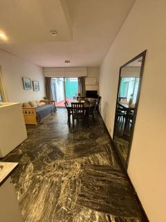 Cálido y amplio departamento - 8