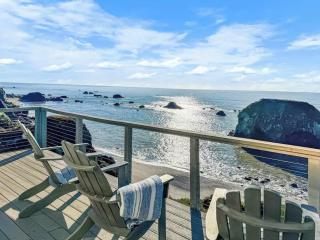 Seaside Elegance Oceanfront Escape with 3 Suites - 9