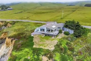 Seaside Elegance Oceanfront Escape with 3 Suites - 7