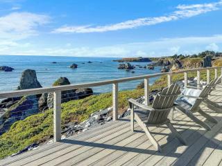 Seaside Elegance Oceanfront Escape with 3 Suites - 0