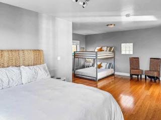 Seaside Elegance Oceanfront Escape with 3 Suites - 6