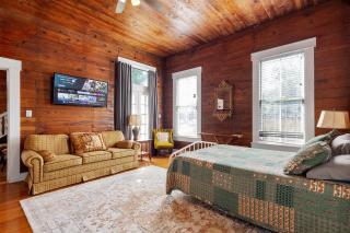 The Bowie Grand - Historic Comfort in Seguin - 1