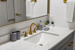 Modern 1BR near Oak Lawn - 4