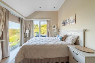 Spacious 3 Bedroom Home with Terrace and Free Parking - 1