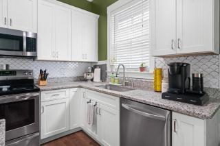 Downtown at The Peach House Dogs Welcome Fully Fenced Yard and Off-street Parking - 2