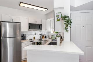 Bright King Bed Escape Pondview Half mile to Beach - 9