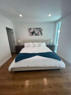 The Lavender Modern 2BR Downtown with Marina Views - 6