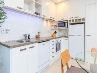 Cozy City Apt with Pool, Gym & View by Zodiak Stays - 6