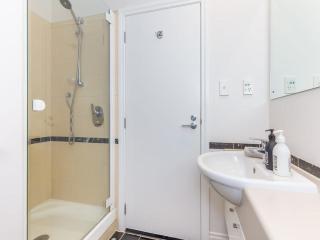 Cozy City Apt with Pool, Gym & View by Zodiak Stays - 3