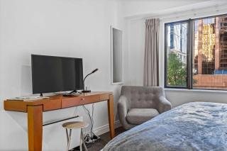 Cozy Room with King Bed, Gym and Pool Zodiak Stays - 8